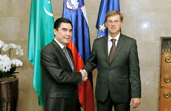 Premier Miro Cerar je danes v Ljubljani sprejel turkmenistanskega predsednika Gurbangulija Berdimuhamedova, 
ki se mudi na dvodnevnem uradnem obisku v Sloveniji. 
