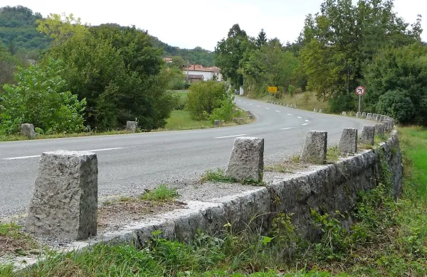 Geopark Kras naj bi predstavljal območje geološke dediščine  
matičnega Krasa, vendar ta cesta, ki vodi od Dutovelj skozi 
Dol pri Vogljah (na fotografiji) proti Colu in Repnu  na italijanski 
strani,  Krasa ne bo povezala, saj zamejske občine pri 
geoparku za zdaj ne sodelujejo.