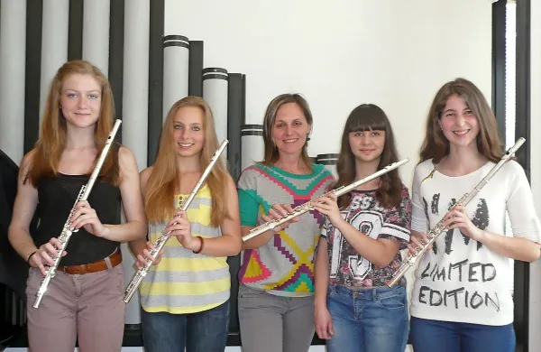 Kvartet flavt Glasbene šole Sežana (z leve): Anja Kravanja, 
Julija Mevlja, Tamara Tretjak (profesorica), Nina Svetina in 
Nika Strnad.  

