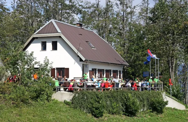 Če bi bila planinska koča na hleviški planini obljudena, kot je 
le občasno, bi bila lahko odprta vse dni v tednu.
