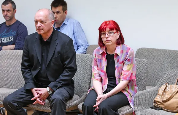 Nekdanji dekan fakultete za management Egon Žižmond in 
nekdanja direktorica fakultete Nada Trunk Širca sta  dopoldne 
sicer prišla na sodišče, razglasitve sodbe pa nato nista 
poslušala. 
