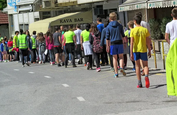 Šolarji so šli na lastno odgovornost po ozki cesti brez pločnikov na igrišče brez varnostnega 
pregleda. S tem so opozorili, da je težave, ki jih tarejo v zvezi z varnostjo. 