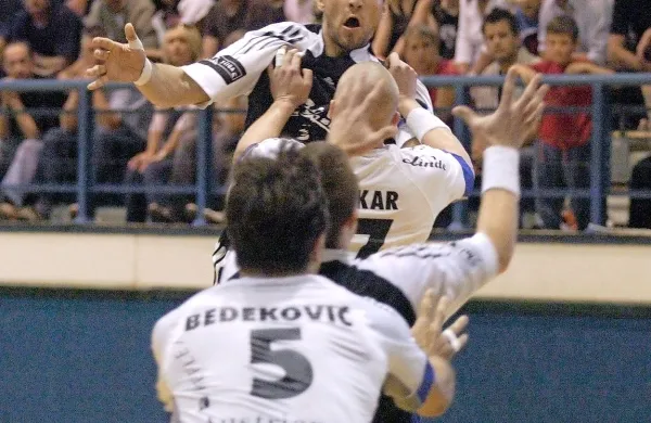 V Hrpeljah so zlato obdobje doživljali v času pokrovitelja Gold 
Cluba, a se je pred sedmimi leti to končalo z izstopom iz   prve 
A lige. V prihodnosti  bo morda Jadran spet med elito.