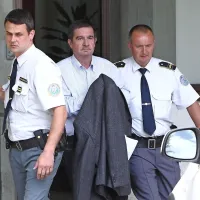Lisice na rokah je  Časar skrival pod jakno