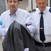 Robert Časar, ki na Dobu prestaja zaporno kazen, je zjutraj 
vklenjen prišel na koprsko sodišče, kjer je  pojasnjeval svojo 
vlogo pri ustanavljanju in kreditiranju ekoloških podjetij 
Ecoporto in Adriasole, ko je vodil Luko Koper.