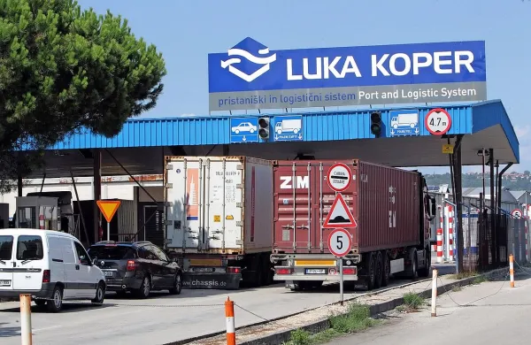 Izsiljevanje in oderuška posojila, ki jih koprski kriminalisti še vedno preiskujejo, število 
oškodovancev pa se povečuje, naj bi se dogajala tudi za ograjo koprskega pristanišča. V Luki 
Koper pravijo, da o tem nič ne vedo.