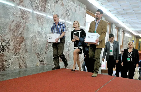 Predstavniki sedmih sindikalnih central so danes v državni 
zbor oddali pobudo za vložitev predloga sprememb zakona o 
minimalni plači v parlamentarni postopek.