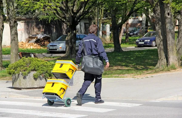 V Sloveniji je dnevno na terenu približno 2500 pismonoš 
Pošte, samo lani pa so evidentirali 22 poškodb zaradi ugriza 
in napada psa.