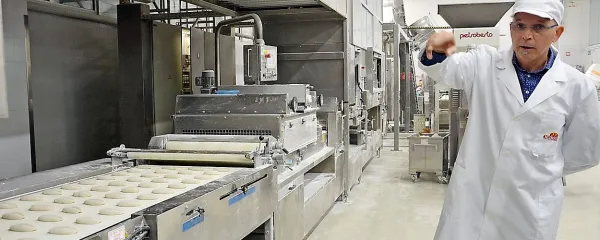 Nabergoj je še posebej ponosen na povsem avtomatizirano 
linijo za proizvodnjo zmrznjenih pekovskih izdelkov. V bližnji 
prihodnosti v družbi načrtujejo še ureditev prostorov za 
proizvodnjo svežih testenin - ta del dejavnosti bodo v 
Ajdovščino preselili iz Karlovca. 