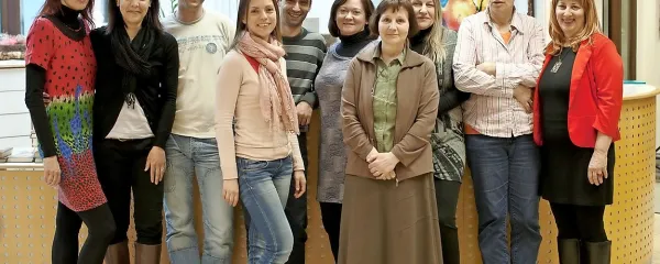 Kolektiv izolske knjižnice z direktorico Marino Hrs (desno) se veseli priznanja Andragoškega centra Slovenije.
