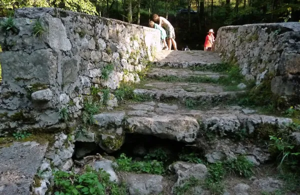 Most prek Nadiže ima  velike luknje med stopnicami. V 
prihodnjem mesecu jih bodo sanirali in most utrdili.