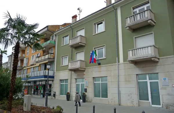 Občina Izola je danes na svoji spletni strani objavila razpis za 
najem 24 neprofitnih stanovanj.