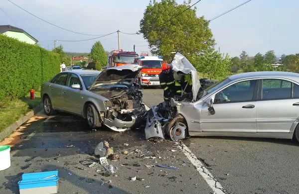Pijani voznik je včeraj zjutraj v Kosezah povzročil hujšo 
prometno nesrečo. 