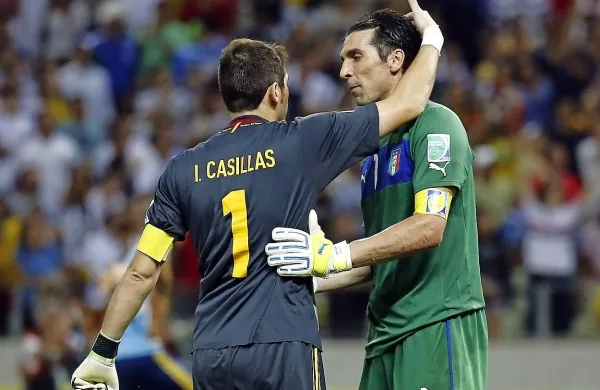 Gianluigi Buffon (desno) je bil po sredinem polfinalnem 
obračunu v Madridu bolj zadovoljen od svojega kolega v 
vratih Reala Ikerja Casillasa.
