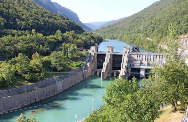 V strukturi oskrbe z energijo so tudi lani prevladovali naftni 
proizvodi, katerih delež je bil 33-odstoten. Delež jedrske 
energije je bil 24-odstoten, delež energije iz obnovljivih virov 
19-odstoten, delež premoga 15-odstoten in delež zemeljskega plina devetodstoten.