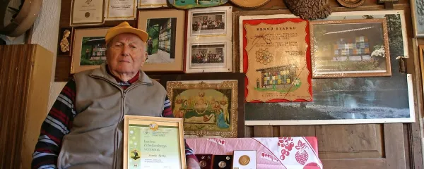 Stanko Renko iz Malih Loč je ponosen na svoja čebelarska 
odlikovanja in priznanja.