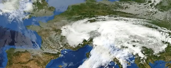  Ciklon se je včeraj zadrževal nad našim območjem.