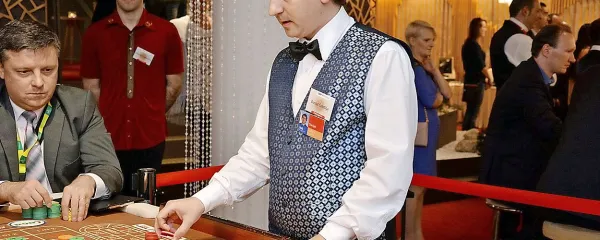 ... in Danijel Čelofiga, ki je prejel nagrado za najboljšega v kategoriji deljenja kart.  
