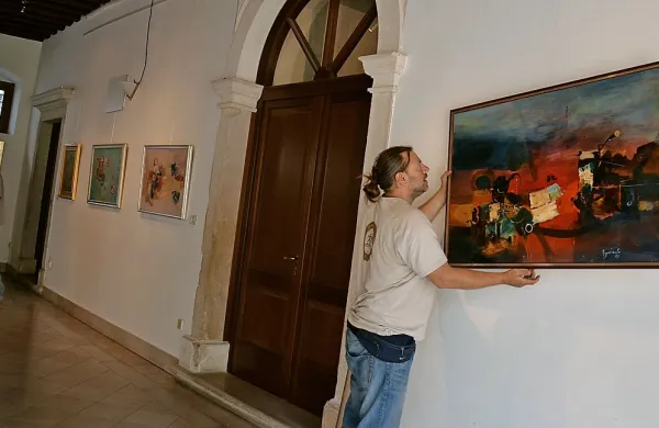 V koprski palači Gravisi-Buttorai so predstavljene vse faze 
Apollonijevega slikarstva.  