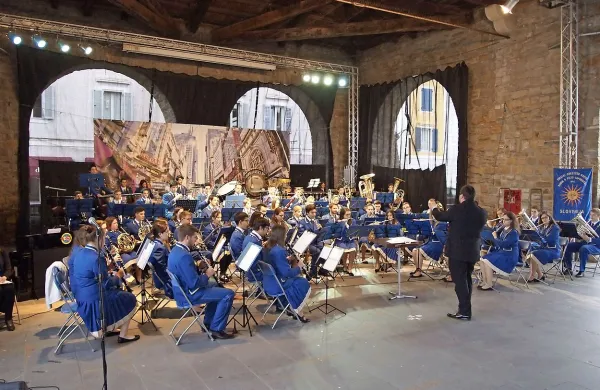  Sinoči je občanom v Taverni zaigral Pihalni orkester Koper, 
spremljale so ga Mažorete Koper in gostje. 
