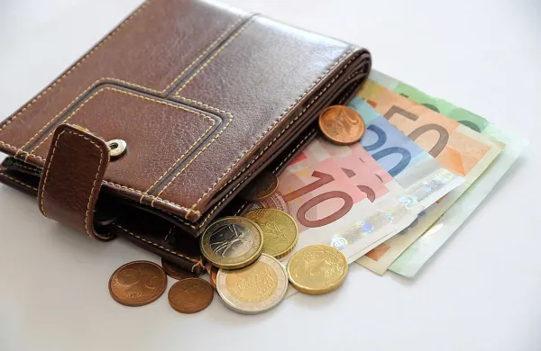 Kranjčan je poleg gotovine iz denarnice oškodovanke vzel 
tudi bančni kartici in ju uporabil na bankomatu.