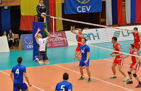 K zmagi Slovencev nad Rusi sta z odlično igro pripomogla 
tudi Primorca Jan Gašparin (beli) in Jure Okroglič. 