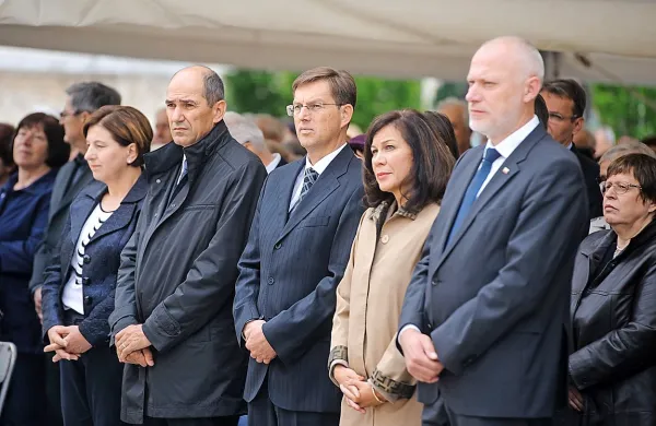 









 

















 

















 















 















 















 















 















 















 

















 

















 

















 

















 

















 

















 

















 

















 

















 











Pri baziliki Marije Pomagaj na Brezjah je dopoldne potekala 
spravna maša, s katero so slovenski škofje zaznamovali 70. 
obletnico konca druge svetovne vojne in pozvali k narodni 
spravi.