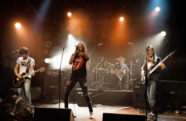 Skupino Tennagers iz Šmarij so na Festivalu mladinske 
ustvarjalnosti Vizije 2015 v Novi Gorici izbrali za   najboljšo 
mlado  rock skupino. 