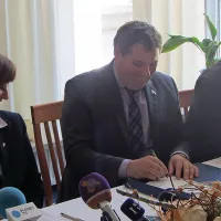 “To je najpomembnejši podpis v mojem življenju,” je rekel 
Boštjan Bizjak (v sredini) ob podpisu  5,6 milijona vredne 
pogodbe.