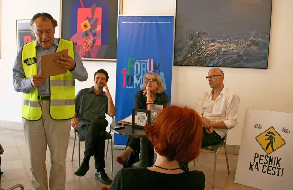 Novost v bogatem programu tridnevnega foruma, ki bo ta 
teden potekal v Trstu, Kopru in Umagu, je projekt Pesnik na 
ulici, v sklopu katerega bodo pesniki svojo poezijo brali na 
neobičajnih lokacijah.