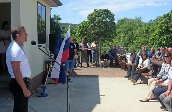“Smrt fašizmu, svoboda narodu,” je sklenil svoj nagovor Karl 
Erjavec.