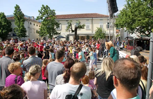  Ajdovščina v maju je    minuli konec tedna popestrila ajdovski 
utrip.
