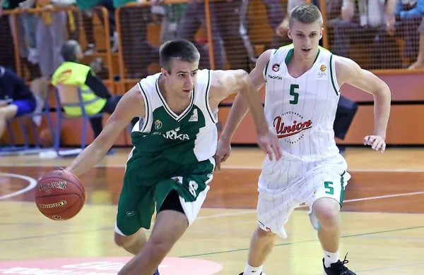 Tako kot njuna kluba sta tudi Primorca Matej Rojc (Krka, levo) 
in Luka Rupnik (Olimpija) letos predčasno končala sezono.