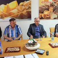 Vrh ajdovskega rokometa: trener Dušan Vidmar, pomočnik 
Jurko Pregar, predsednik uprave Mlinotesta d.d. David 
Nabergoj in predsednik RK Mlinotest Ivan Vodopivec.