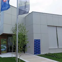 

Vzorčna hiša v Modri laguni (Blaue Lagune) sodi v linijo 
Blackline, za njeno postavitev pa so v podjetju vložili približno  
pol milijona evrov. 