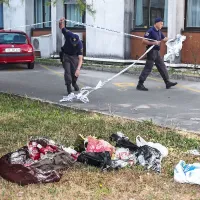 Sumljivo torbo, ki jo je nekdo junija lani odložil pred stranskih 
vhodom koprskega sodišča, so pirotehniki razstrelili s posebnim robotom.