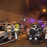 Po scenariju vaje se je tovorno vozilo v predoru nepričakovano ustavilo,  nekaj trenutkov  zatem pa so trčila še tri vozila. 
V  zaigrani  nesreči je bilo udeleženih   12 oseb, dve sta zaradi 
hudih poškodb  umrli na kraju nesreče.