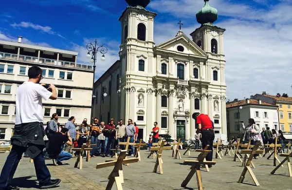 V soboto so na Travniku postavili 260 križev kot opozorilo na 
veliko morijo prve svetovne vojne. 