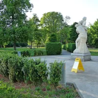 V sežanskih parkih, tudi tem pri šoli, so pušpane škropili v 
ponedeljek zvečer in o tem obiskovalce opozorili z napisi.

 