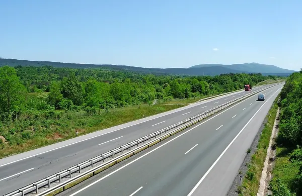 Manj moteča bi bila za Žirje proga severno od avtoceste (na 
fotografiji levo), vendar razgrnjena trasa poteka južno od nje, 
po  ozkem pasu med avtocesto in vasjo. 