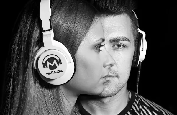 

Duet Maraaya se je na Dunaj podal s 400 promocijskimi 
slušalkami. 