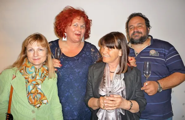 Blažen med ženami: Vanja Pegan, pisatelj, Apolonija Krejačič, mentorica za keramiko, Fulvia Zudič, slikarka,  in Brigita 
Jenko, Pokrajinski muzej Koper (z leve).