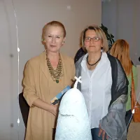 Katjuša Rojac, vodja galerije, z avtorico razstave Tanjo Krstov 
(desno) iz Podsabotina v Brdih.
