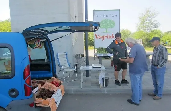 Na tržnici Vogrinka smo včeraj srečali prodajalca češenj in 
špargljev.