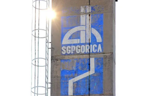 Od dolge zgodovine SGP Gorica sta ostala le zbledel napis in 
pest drobiža. 