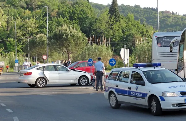 Prometna nesreča v kroži&scaron;ču