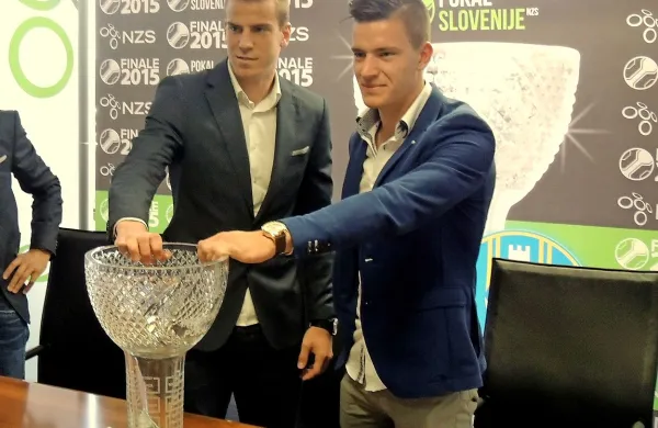 Koprčan Domen Črnigoj (levo) in Celjan Benjamin Verbič ne bi 
rada iz rok izpustila pokalne lovorike.