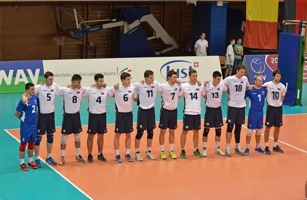 Potniki na mladinsko SP (z leve):   Matevž Ledinek,  Tonček 
Štern,  Primož Vidmar,  Urban Drvarič,  Jure Okroglič (Salonit) ,  
Žiga Donik,  Sergej Drobnič,  Filip Uremović,  Jakob Rojnik,  Jan 
Kozamernik,  Jan Gašparin Go Volley) in  Jernej Vrhunc. 