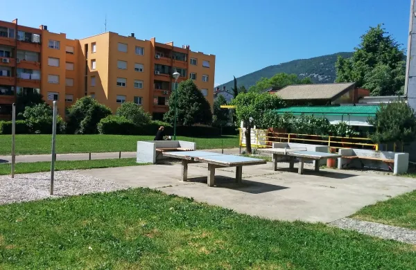 V ulici Gradnikove brigade je bilo v nedeljo zvečer glasno, saj 
sta se moška najprej sprla, nato pa med sabo še obračunala. 