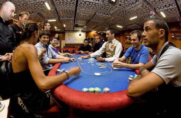 Do velike tatvine je v Perlini sobi za poker prišlo v času, ko ta 
ni obratovala in v njej ni bilo nikogar.